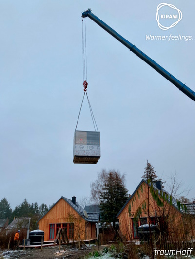 Franken Spa | Sauna volant - à l’aide d’une grue, les modules peuvent être soulevés même dans des endroits difficiles d’accès, par exemple au-dessus des bâtiments | Kirami saunas de jardin