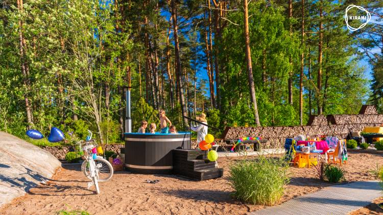 Les mains habiles de Sini pour installer les décorations de la fête d'anniversaire lors du shooting photo | Kirami