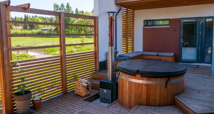 Le bain peut être encastré dans une terrasse| Kirami