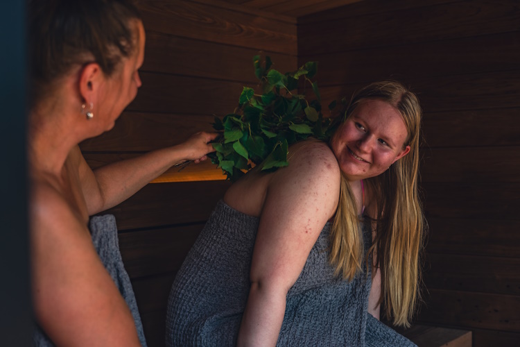 Le Kirami FinVision® -sauna est décoré pour être à la fois invitant et pratique | Saunas extérieurs