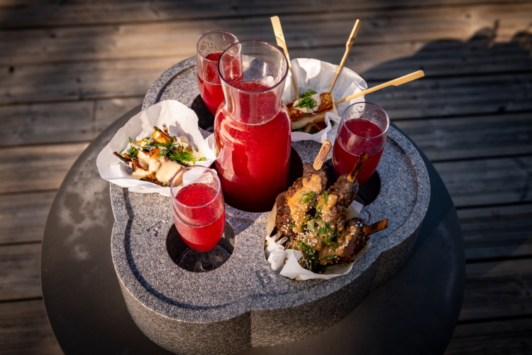 Profiter de la bonne nourriture et des boissons fait partie de la baignade dans un bain à remous et un sauna | Kirami Tubbar 2