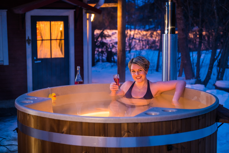 Terminez la soirée en beauté en vous installant dans l’eau chaude d’un bain nordique pour admirer le ciel étoilé | Kirami