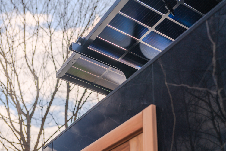 Kirami FinVision® -sauna Zero M - L'angle des panneaux solaires a été ajusté à une position plus verticale