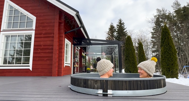 Ulkona kylpeminen on tervetullutta vastapainoa kiireiselle lapsiperhearjelle.