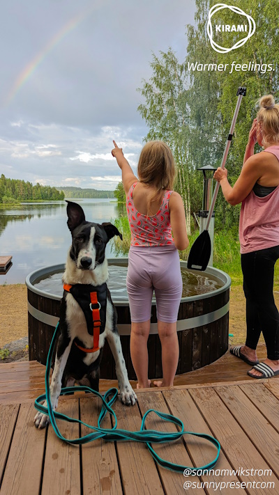 Quel bonheur de remplir son bain nordique tout en admirant un arc-en-ciel. Mais que regarde Maggie, notre amie à 4 pattes ? | Kirami