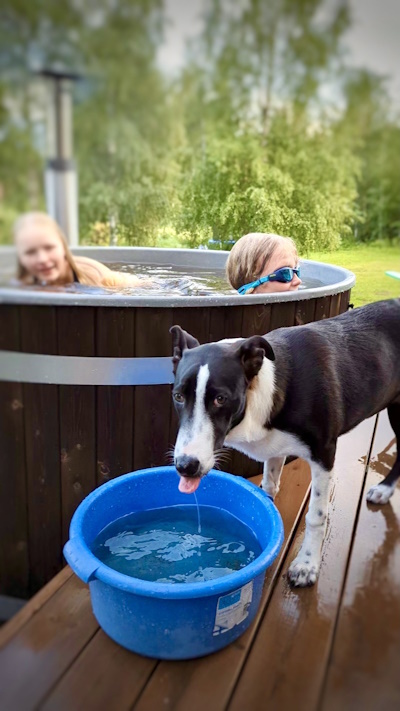 Kirami | Quand il pleut, les enfants s’amusent dans le bain nordique, tandis que Maggie rêve d’avoir elle aussi son spa personnel.