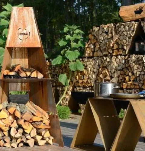 You would like to spend more time in your garden even in cold temperatures? At Kirami we have what you need. Our modern outside fire place allows you to enjoy a magnificent fire which will warm you up and create a pleasant and intimate atmosphere.