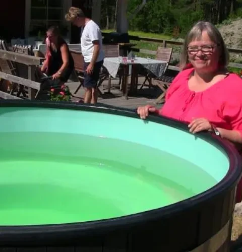 Après 10 années de service l'ancien bain nordique en bois traditionnel est changé pour une nouvelle version. | Kirami