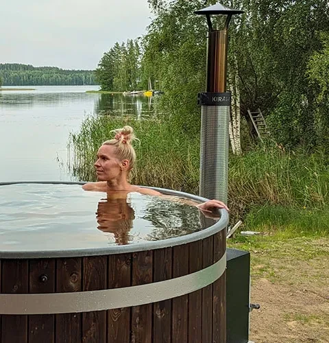 Kirami | Sanna Wikström et Valtteri Heiskanen, les forces vives de la marque de bien-être « Hidasta elämää », prennent du bon temps dans un bain nordique Kirami.