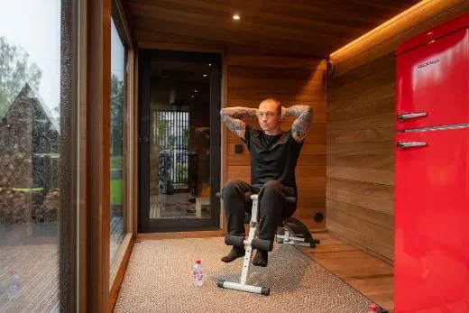 Kirami FinVision® -lounge XL, pouvant être assemblé au sauna Misty et à d’autres modules de cette gamme