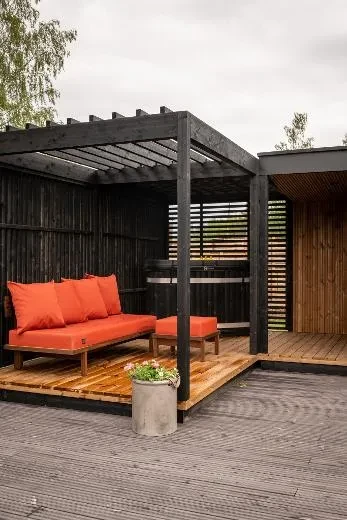 Kirami FinVision® -pergola Misty, agrémentée d’un canapé.
