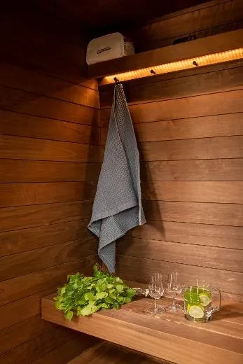 Le vestiaire Kirami FinVision® peut être accessoirisé avec un banc sur mesure