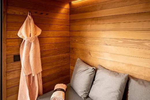 Kirami FinVision® – lounge M Misty, c’est un cocon de lumière, où flottent des parfums apaisants, et où la chaleur enveloppe l’âme comme un doux plaid d’été.