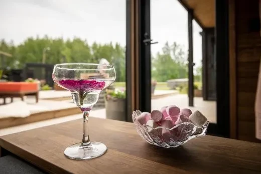 Les grandes fenêtres du lounge vous relient à la nature | Kirami FinVision® – lounge M Misty.