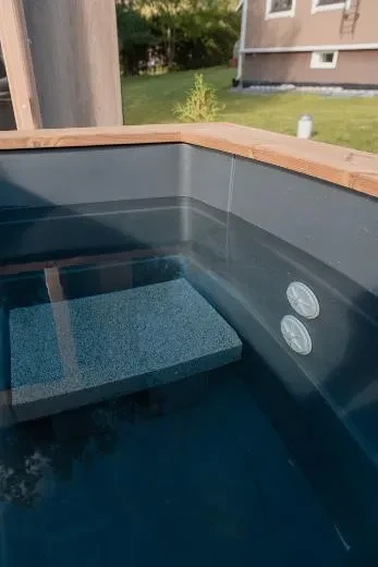 Le banc reste bien en place au fond de la baignoire Premium NordicIce S.