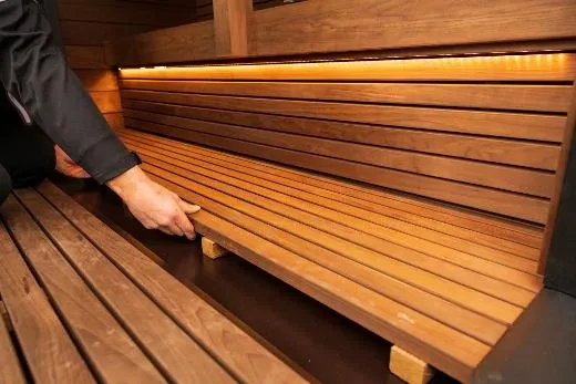 Kirami FinVision® -sauna M Misty - les bancs sont faciles à soulever pour le nettoyage.
