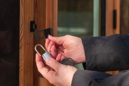 Kirami FinVision® -sauna M Zero (GlowBlack and CoralWhite)_pad lock_