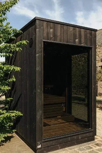 Le petit sauna d’extérieur est plus spacieux qu’il n’en a l’air | Kirami FinVision® -sauna S Misty