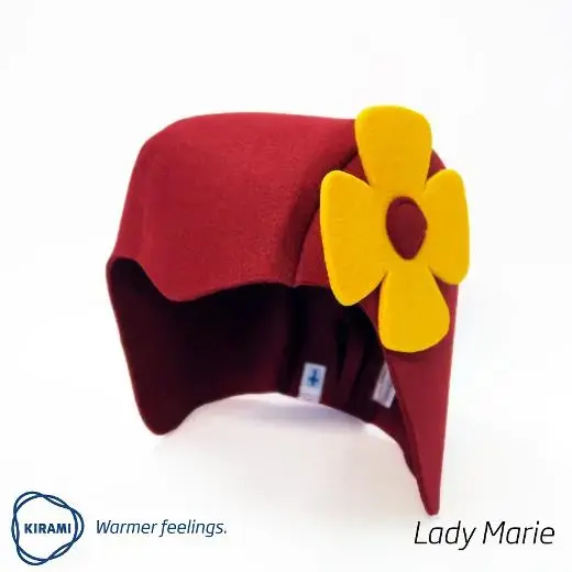 Kirami Tubhat Lady Marie - Tel une cerise sur un gâteau, ce bonnet de sauna rouge flamboyant est décoré d’une magnifique fleur jaune.